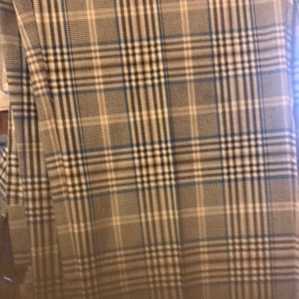 Plaid brown pinstripes it’s blue and grey. New York company. 4 usable pockets